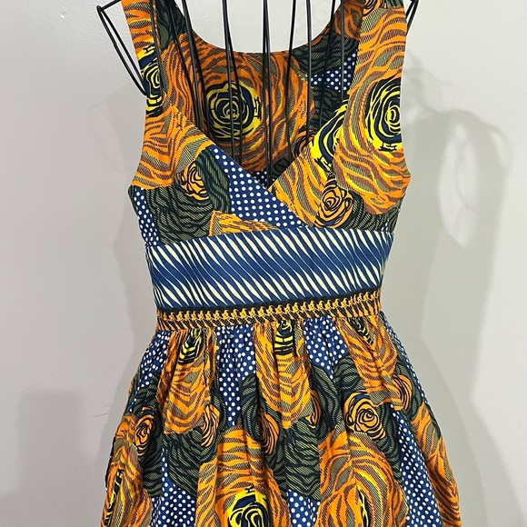 Anthropology dress. Size 4. Lined and beautifully designed. It has pockets!! - Picture 4 of 7